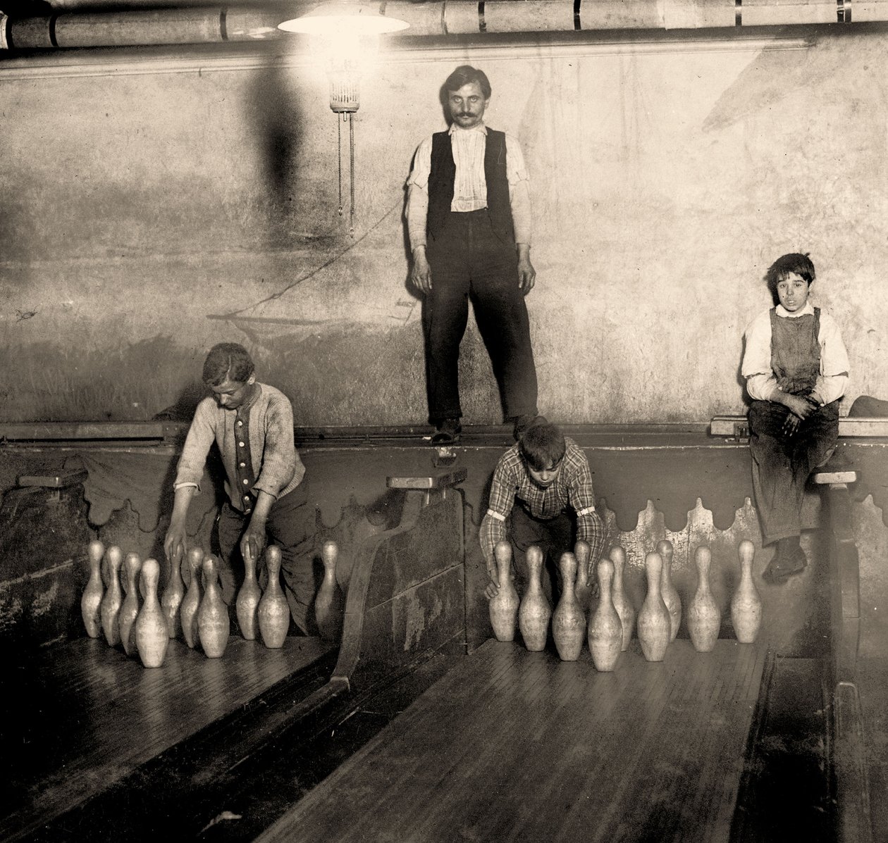 Pinboys w kręgielni Subway, 65 South Street, Brooklyn. Nowy Jork. 1910 autorstwa Lewis Wickes Hine