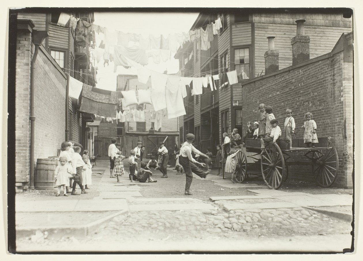 Plac zabaw w wiosce młyńskiej (Playground in a Tenement Alley), Boston autorstwa Lewis Wickes Hine