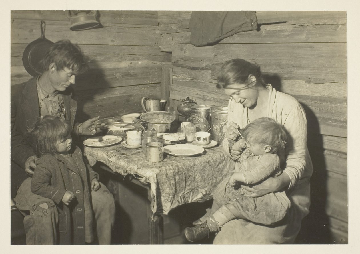 Biedna wiejska rodzina mieszkająca w zadymionym domu, Oklahoma, pod opieką Czerwonego Krzyża autorstwa Lewis Wickes Hine