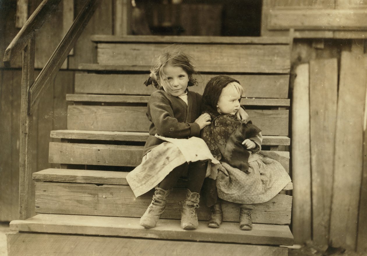 Portret młodej dziewczyny opiekującej się małą siostrą, podczas gdy reszta rodziny pracuje w lokalnej cukierni, Bayou La Batre, Alabama, USA, ok. 1911 autorstwa Lewis Wickes Hine