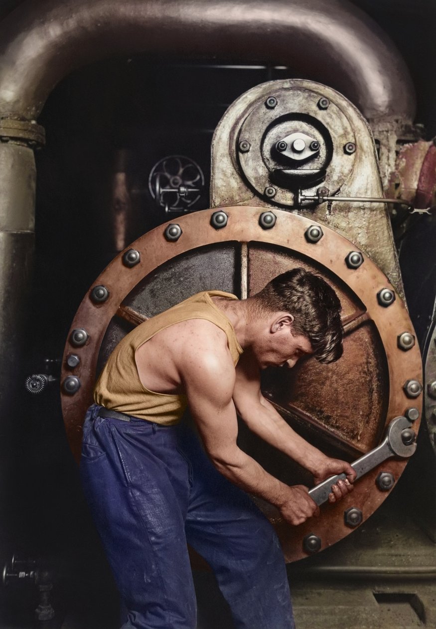 Mechanik elektrowni pracujący na pompie parowej ok. 1920 r. (kolorowe zdjęcie) autorstwa Lewis Wickes Hine