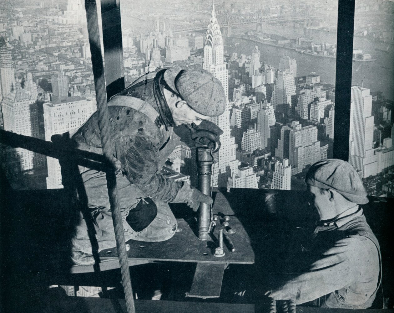 Nitowanie ostatnich śrub na maszcie porannym budynku Empire State, ok. 1931 r. autorstwa Lewis Wickes Hine