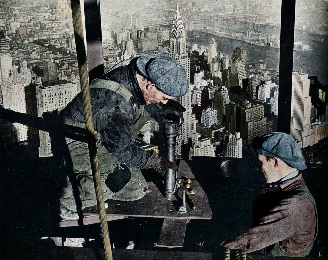 Nitowanie ostatnich śrub na maszcie porannym budynku Empire State, ok. 1931 r. autorstwa Lewis Wickes Hine
