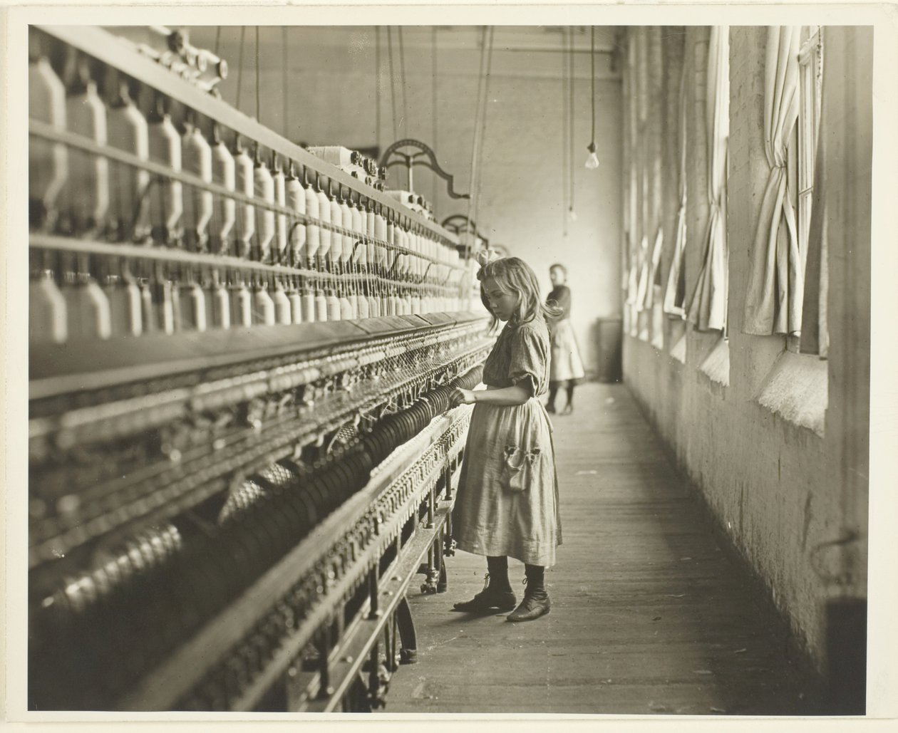 Sadie Pfeifer, prządka w przędzalni bawełny, Lancaster, Karolina Południowa autorstwa Lewis Wickes Hine