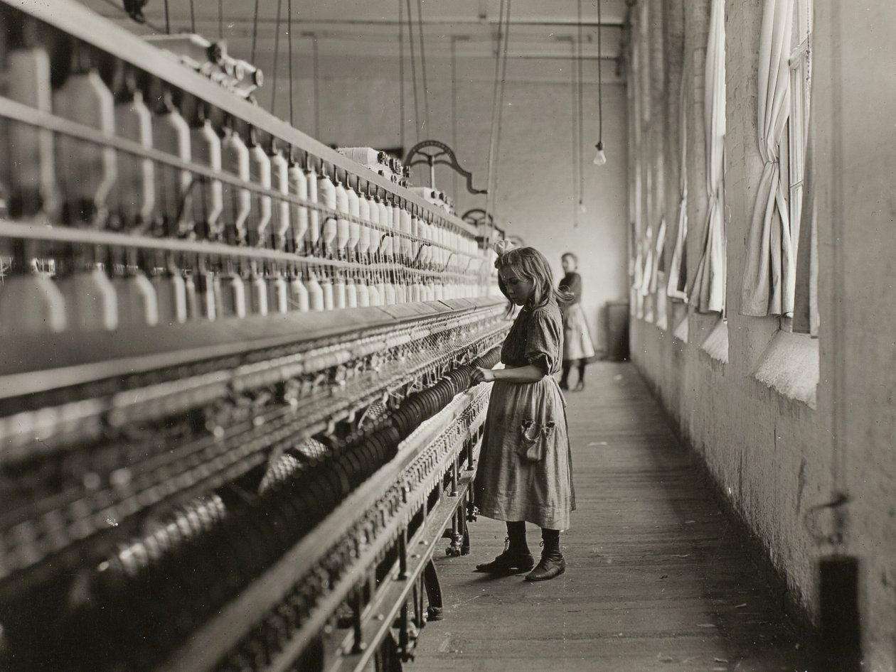 Sadie Pfeifer, prządka w przędzalni bawełny, Lancaster, Karolina Południowa autorstwa Lewis Wickes Hine