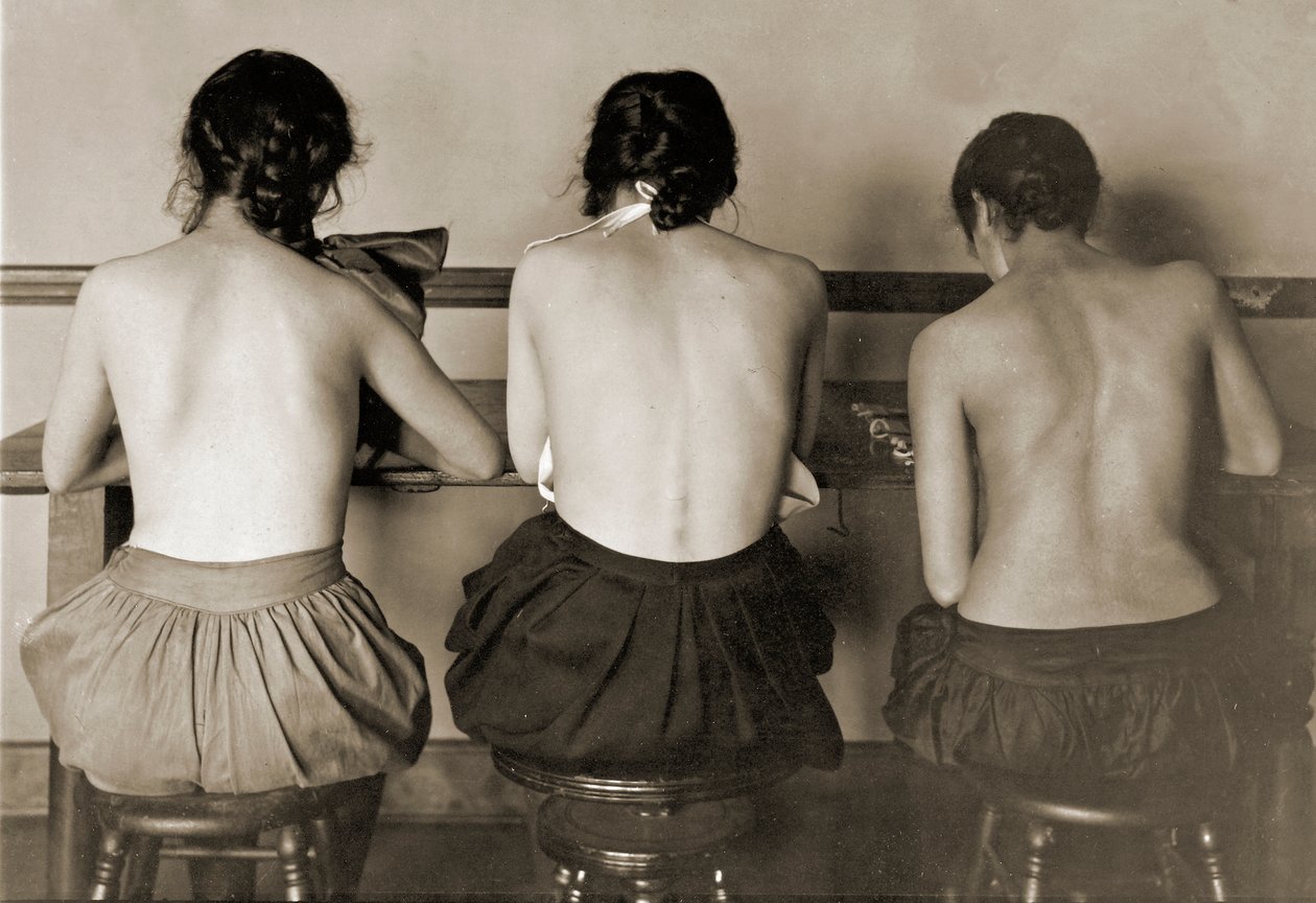 Maszyny do szycia dziewczęta, ok. 1917 r. autorstwa Lewis Wickes Hine
