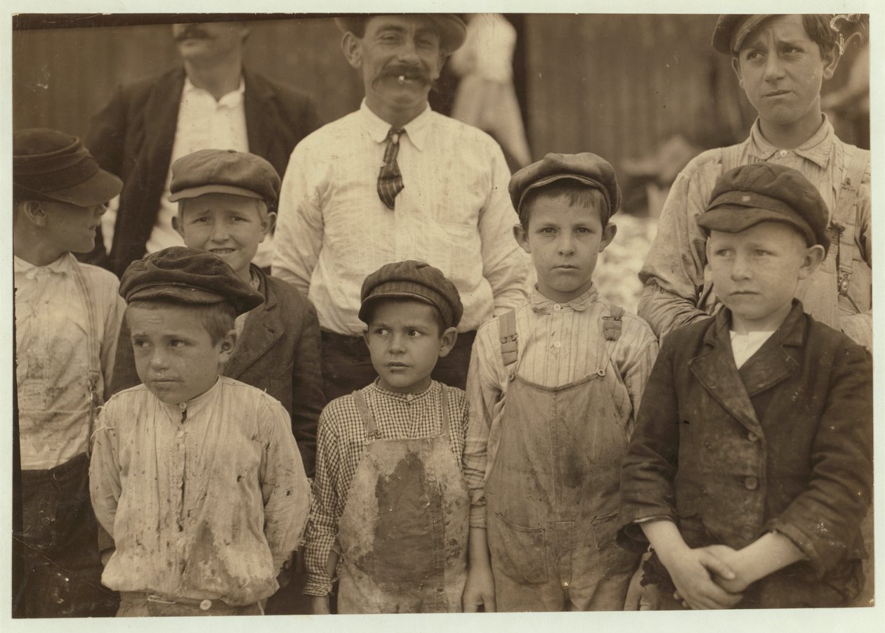 Zbieracze krewetek w wieku 5 i 8 lat w Dunbar, Lopez, Dukate Co, Biloxi, Mississippi, 1911 autorstwa Lewis Wickes Hine