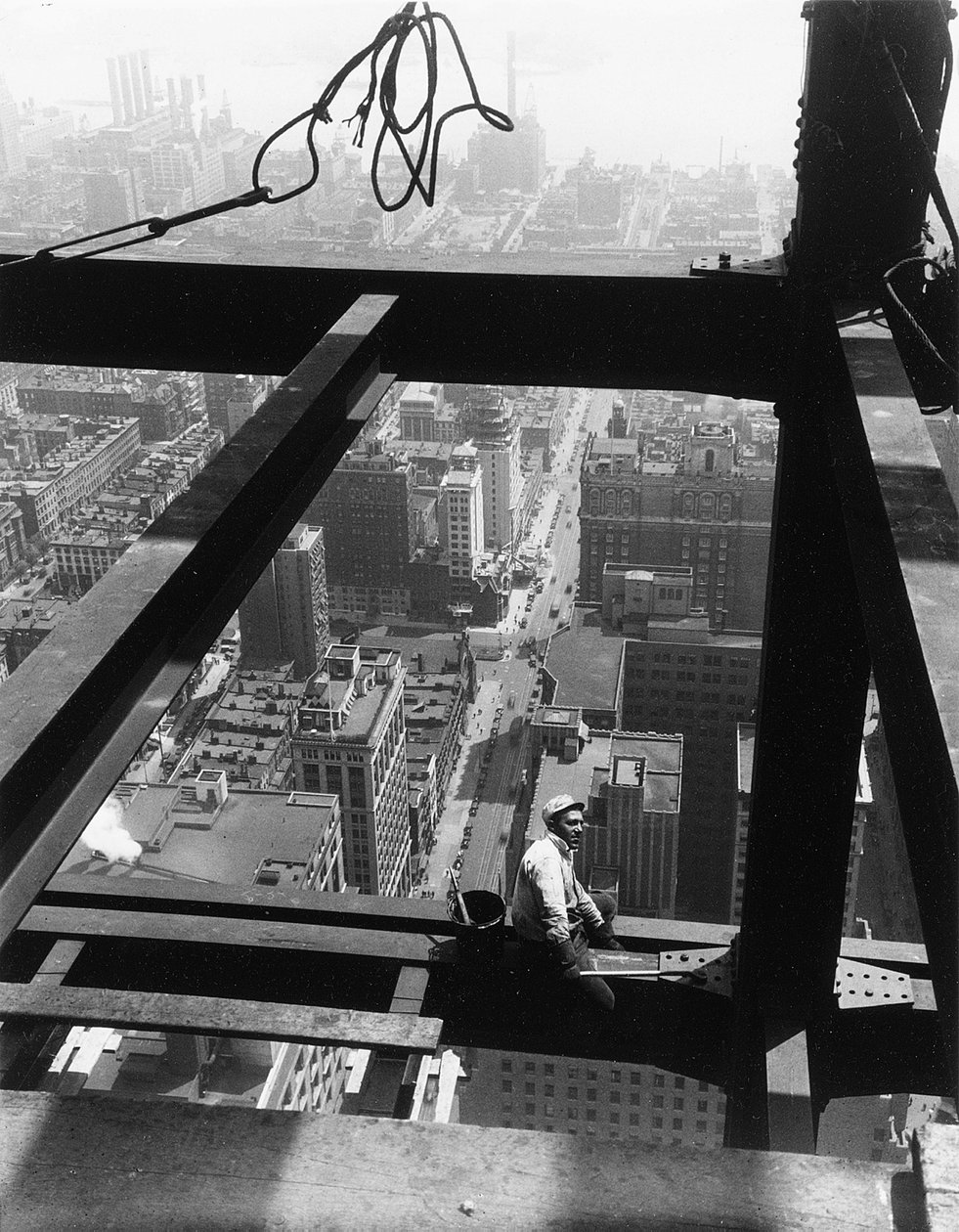 Siedząc na belce, Empire State Building, lata 30. XX wieku autorstwa Lewis Wickes Hine