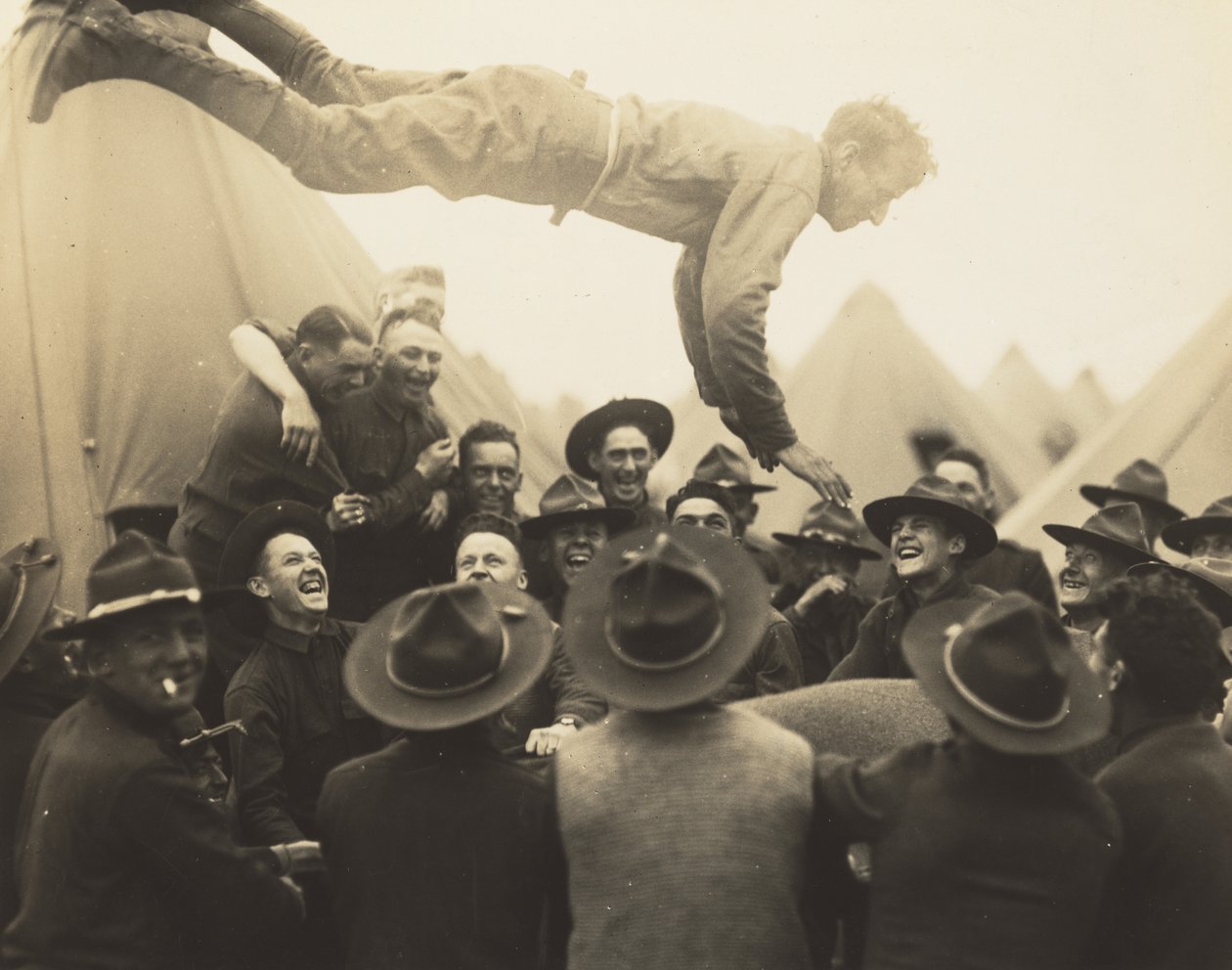Żołnierz wyrzucony w powietrze, 1917 (zdjęcie) autorstwa Lewis Wickes Hine