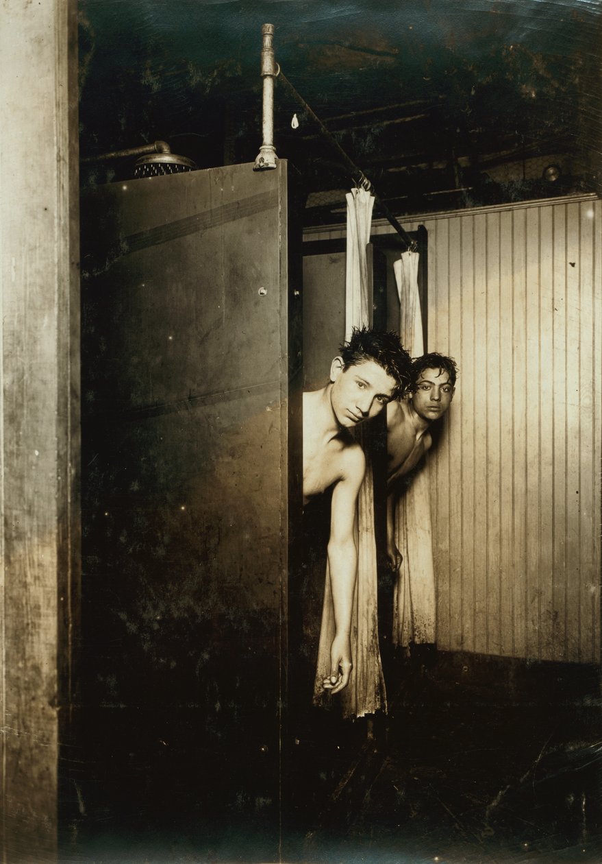 Chłopcy telegraficzni korzystający z pryszniców, Poczta Tel. Co., Broadway, Nowy Jork, 1910 autorstwa Lewis Wickes Hine
