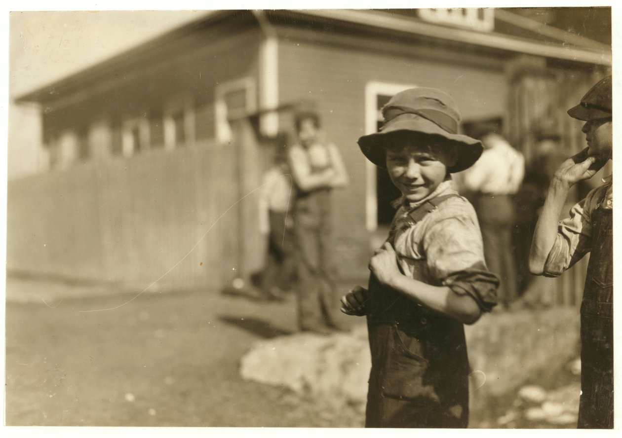 Dziesięcioletni Charlie Foster, nie potrafiący czytać, ma stałą pracę w Merrimack Mills, Huntsville, Alabama, 1913 autorstwa Lewis Wickes Hine