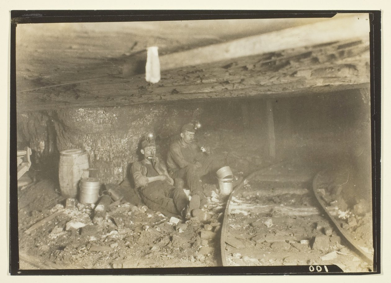 Ci górnicy lubią zjeść lunch i trochę odpocząć w takich niskich wejściach autorstwa Lewis Wickes Hine