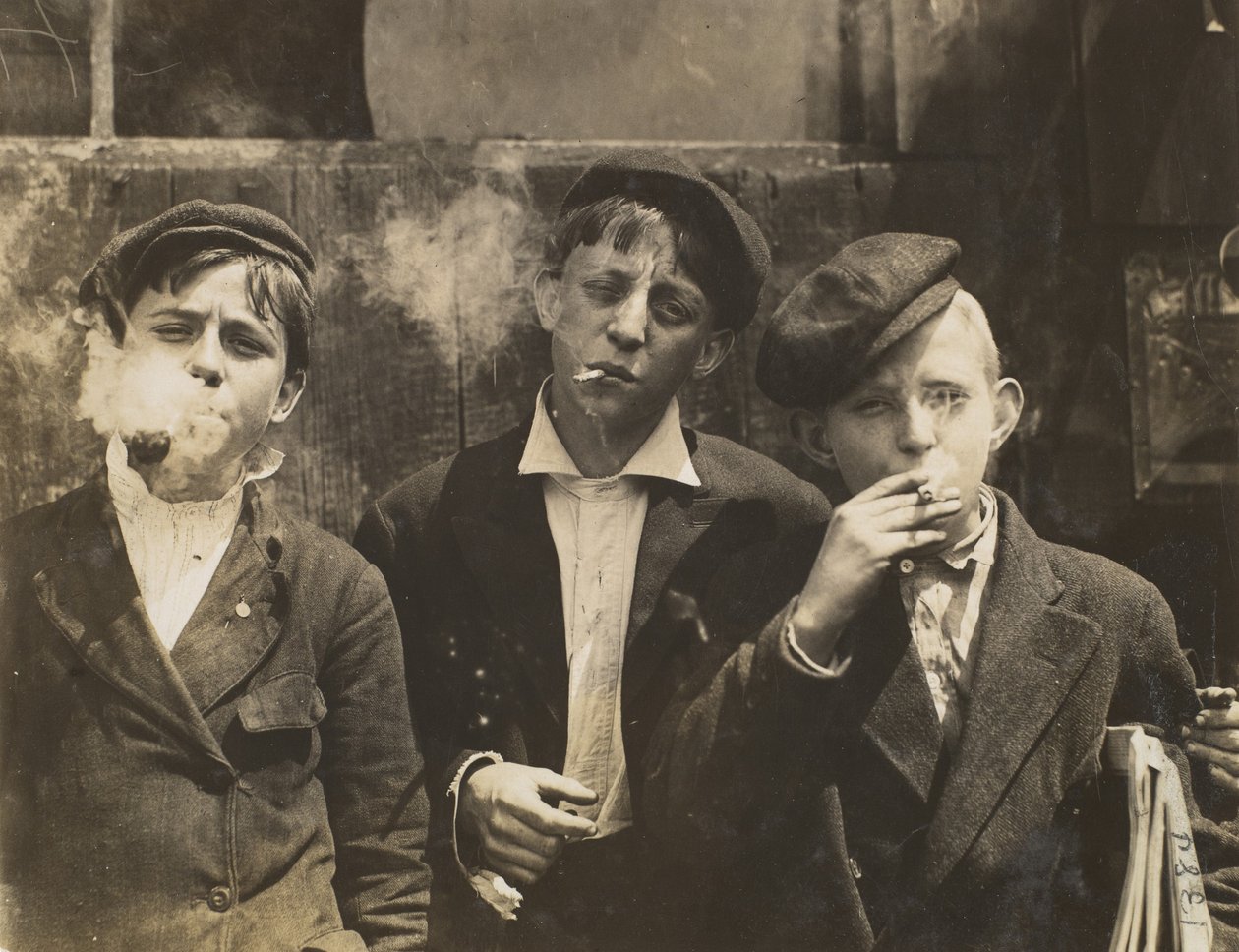 Trzech młodych gazeciarzy palących, Saint Louis, Missouri, USA, 1910 r autorstwa Lewis Wickes Hine
