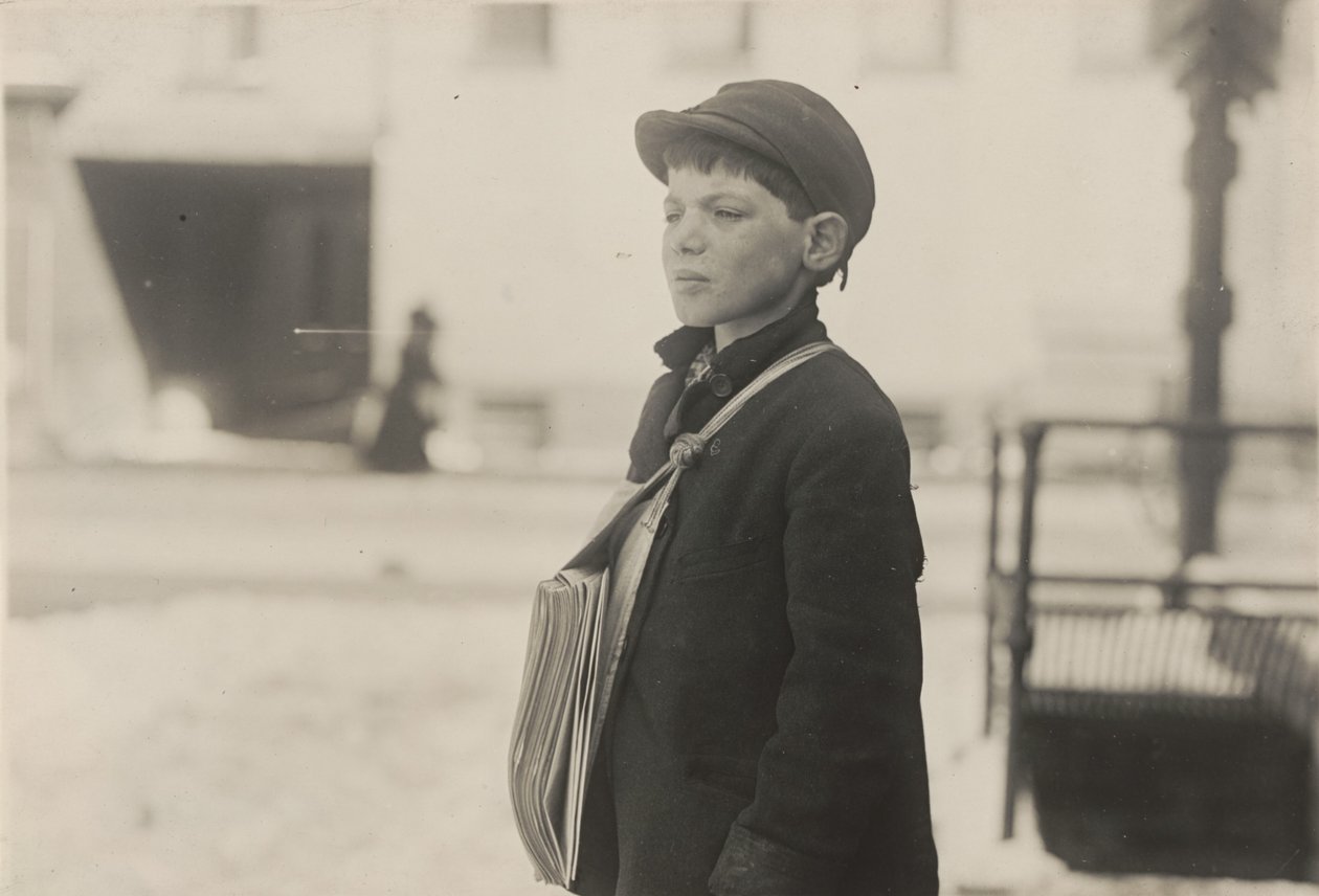 Tony Casale, „Bologna”, 11 lat, sprzedaje gazety od 4 lat, Hartford, Connecticut, marzec 1909 autorstwa Lewis Wickes Hine