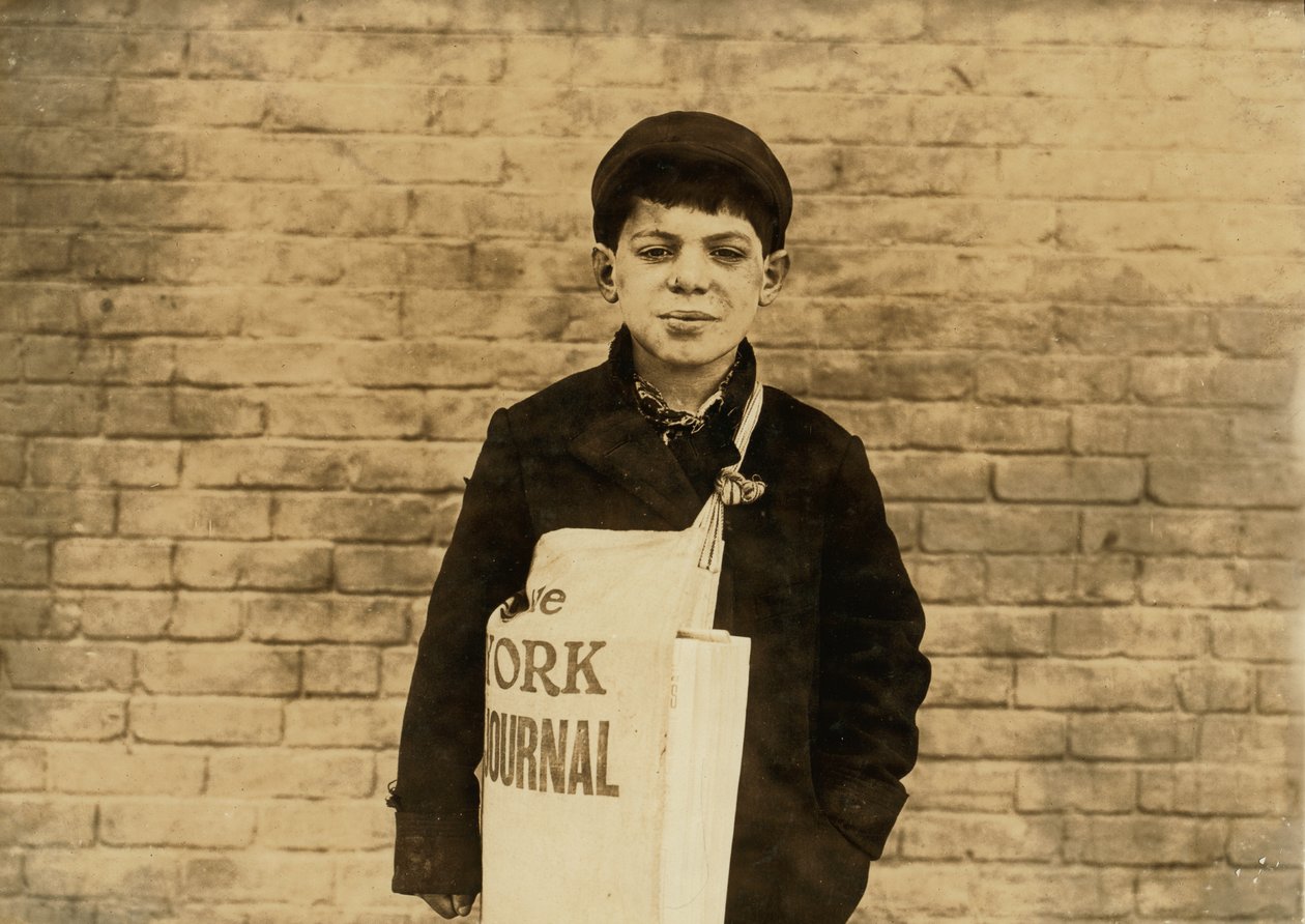 Tony Casale znany jako „Bologna” w wieku 11 lat, sprzedający gazety przez 4 lata, ugryziony przez ojca za zbyt małą sprzedaż, Hartford, Connecticut, 1909 autorstwa Lewis Wickes Hine