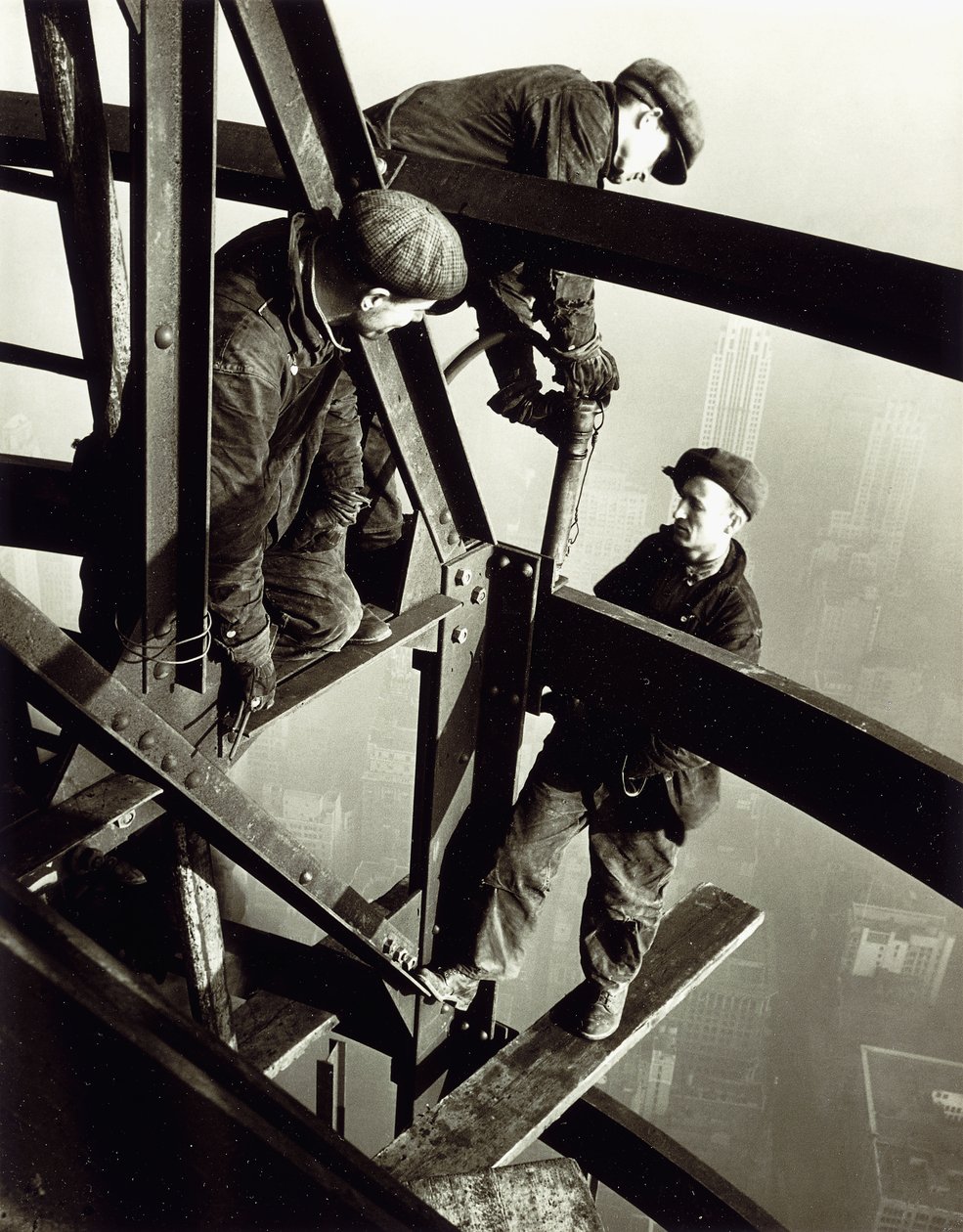 Szczyt masztu cumowniczego, Empire State Building autorstwa Lewis Wickes Hine