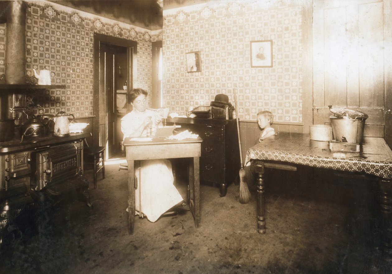 Kobieta wkładająca włosie do szczoteczek do zębów w swojej kuchni, ok. 1912 r. autorstwa Lewis Wickes Hine