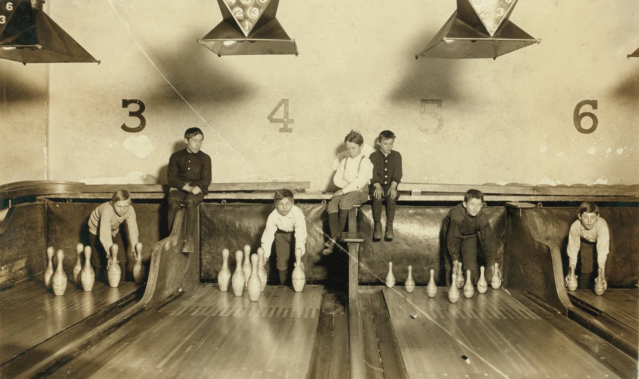 Młodzi chłopcy ustawiają kręgle w Arcade Bowling Alley późno w nocy, Trenton, New Jersey, USA, ok. 1909 autorstwa Lewis Wickes Hine
