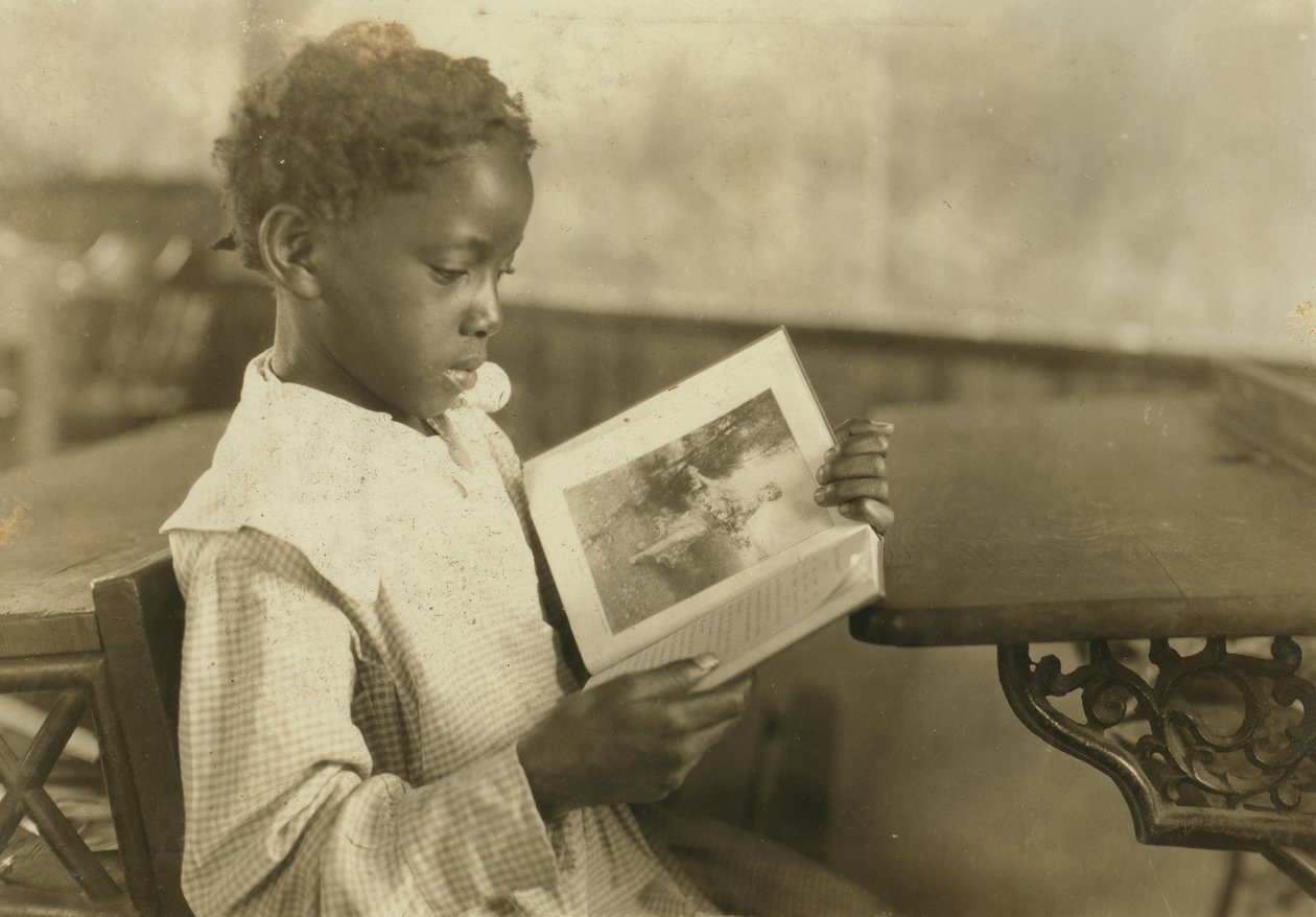 Młoda dziewczyna czyta książkę w klasie, Pleasant Green School, Marlinton, Pocahontas County, West Virginia, USA, ok. 1921 autorstwa Lewis Wickes Hine