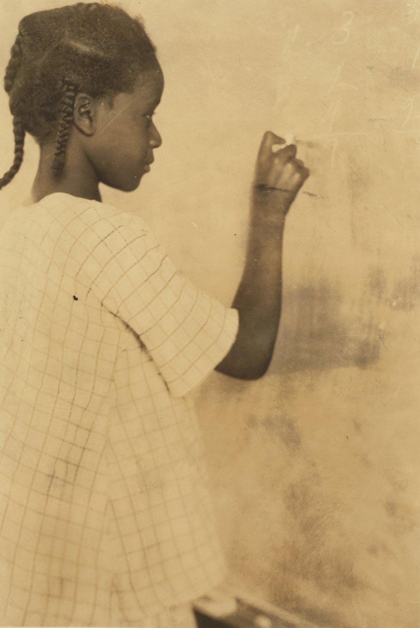 Młoda dziewczyna pisząca na tablicy w klasie, Pleasant Green School, Marlinton, Pocahontas County, West Virginia, USA c.1921 (zdjęcie w sepii) autorstwa Lewis Wickes Hine
