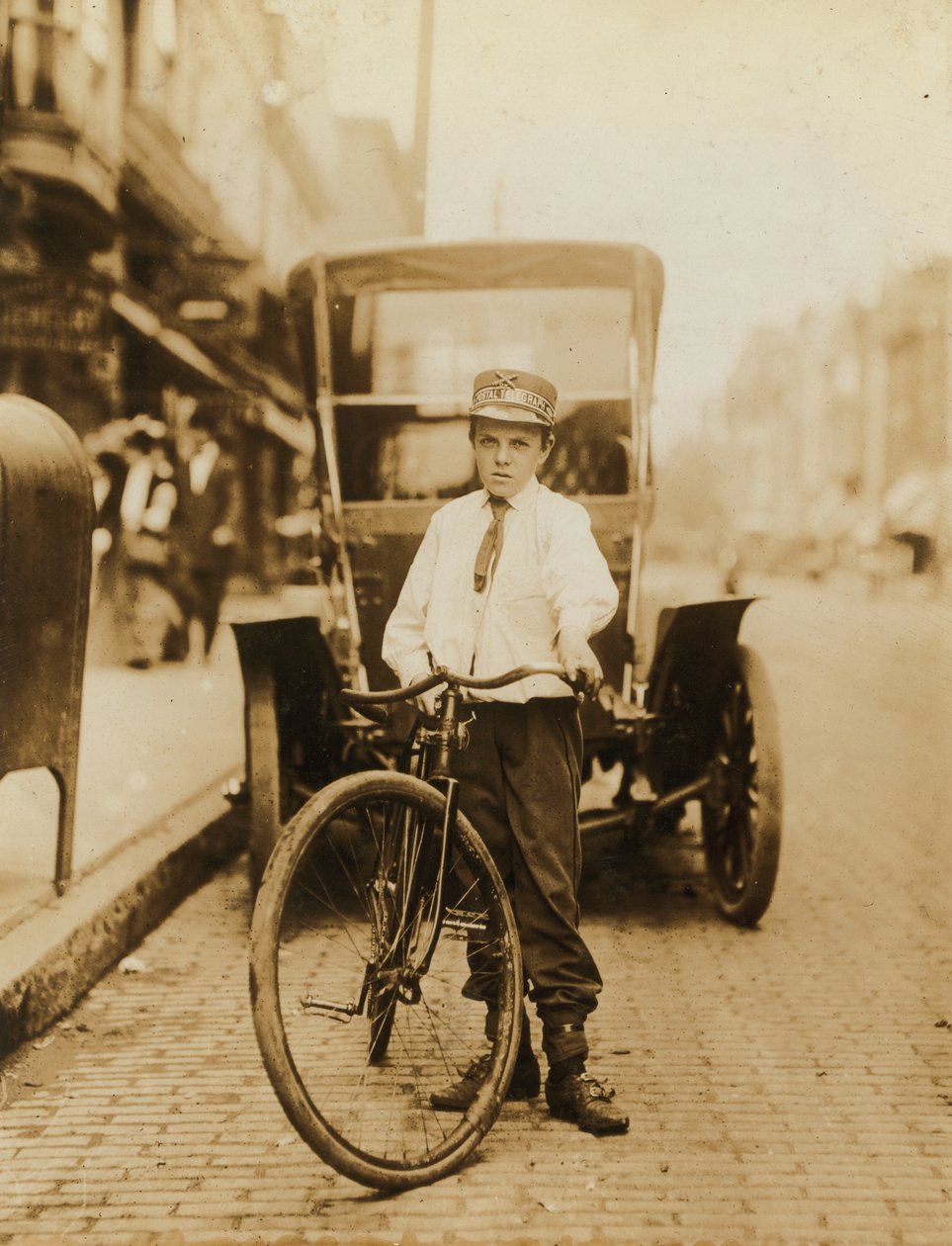 Młody nastolatek pracujący jako Postal Telegraph Company Messenger, Wilmington, Delaware, USA, ok. 1910 r. autorstwa Lewis Wickes Hine