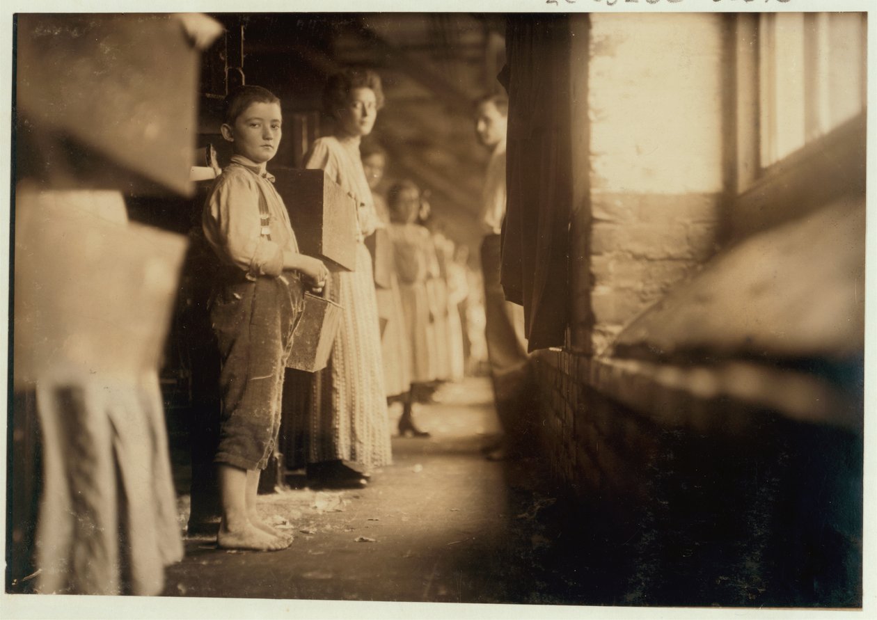 Młody doffer w przędzalni Richmond, Chattanooga, Tennessee, 1910 autorstwa Lewis Wickes Hine