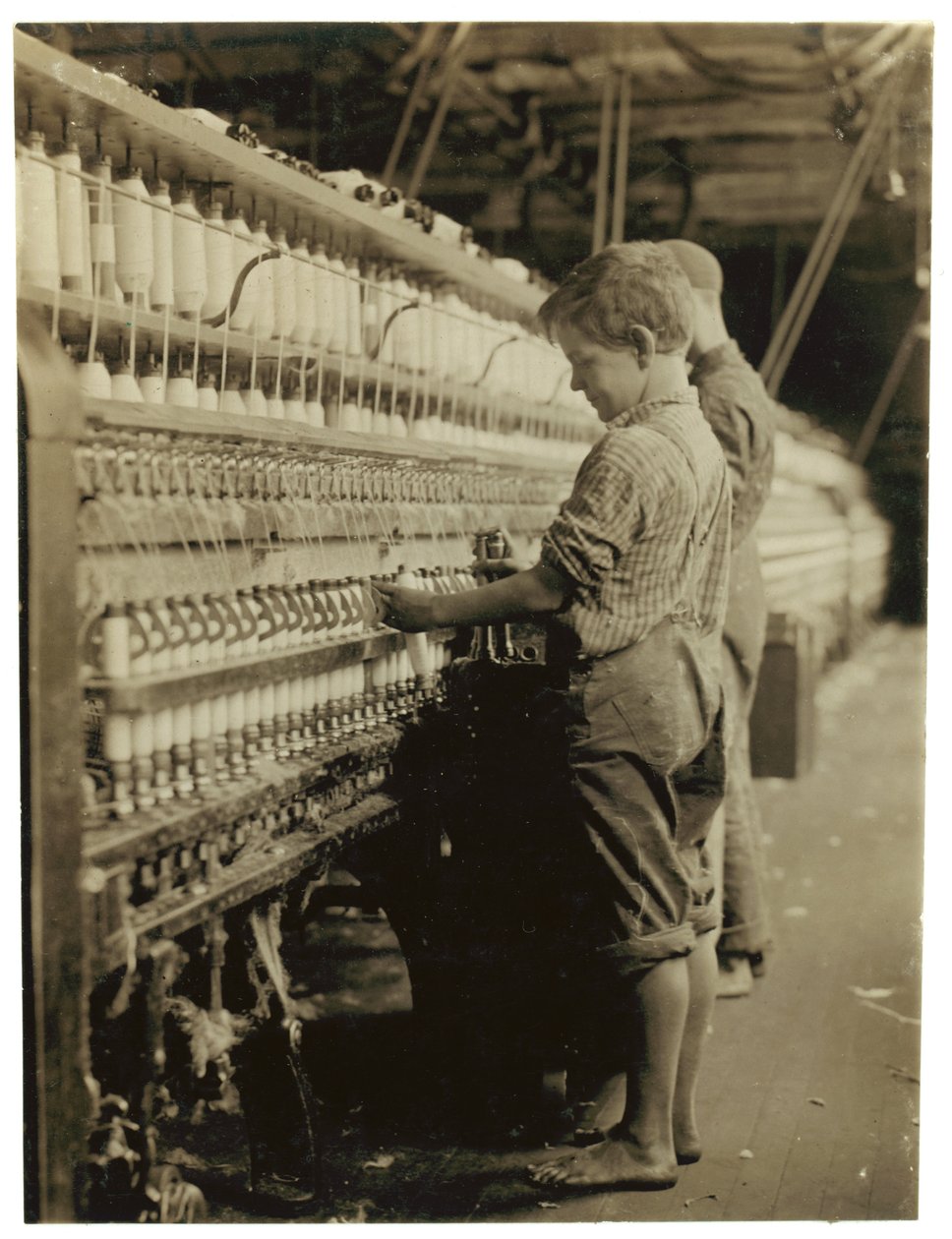Młodzi doffers zastępujący pełne szpulki w North Pownal, Vermont, 1910 autorstwa Lewis Wickes Hine