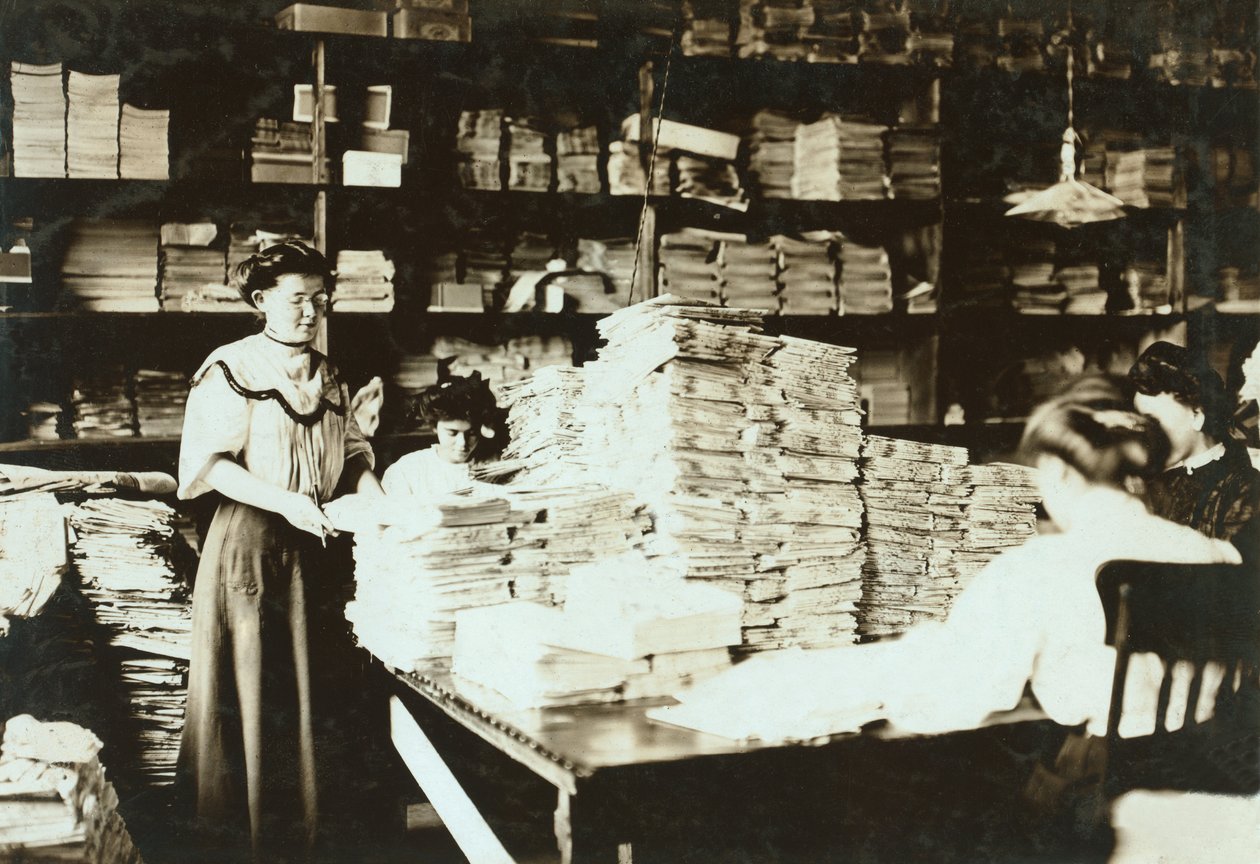 Młode kobiety sortujące papiery w magazynie, ok. 1905 r. autorstwa Lewis Wickes Hine