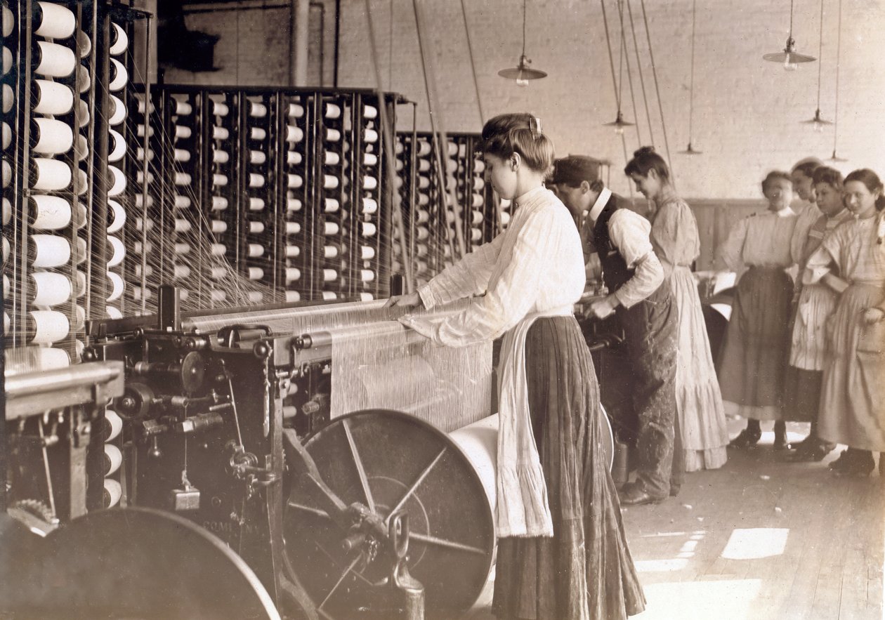 Młode kobiety pracujące przy przędzarce w przędzalni bawełny, Karolina Południowa, 1908 autorstwa Lewis Wickes Hine