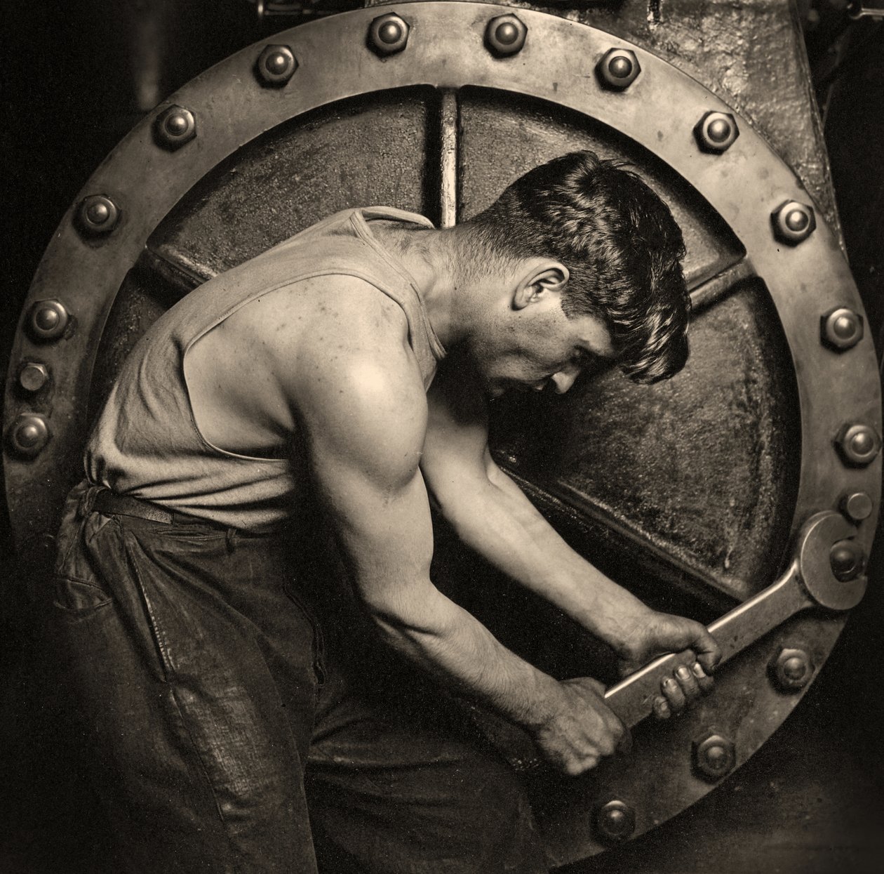 zbliżenie mechanika elektrowni pracującego na pompie parowej ok. 1920 r. (zdjęcie) autorstwa Lewis Wickes Hine