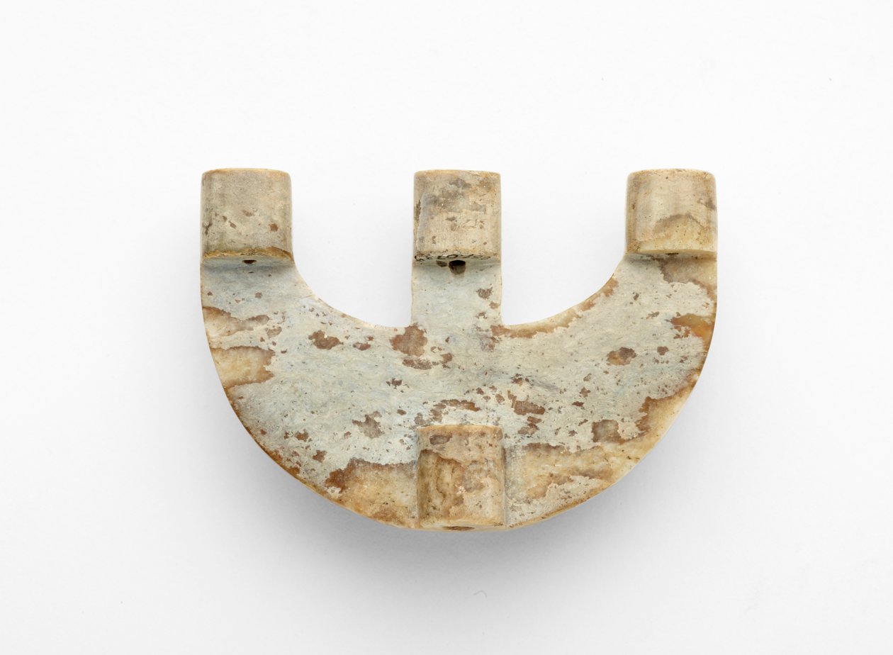 Wisiorek w kształcie łuku, z dodatkową dekoracją, ok. 3300-2250 p.n.e. autorstwa Liangzhu culture