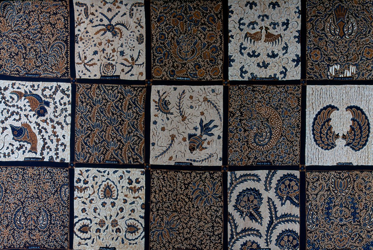 Batik z tradycyjnymi wzorami z tradycyjnych kolorów, Surakarta, Jawa, Indonezja ,detal autorstwa Unbekannt Unbekannt