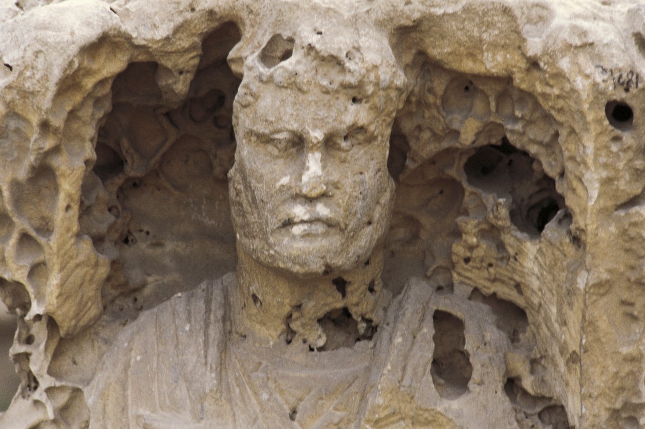 Egipt, Aleksandria, Katakumby Kom-esh-Shuqafa, wnętrze hypogeum, detal posągu autorstwa Unbekannt Unbekannt