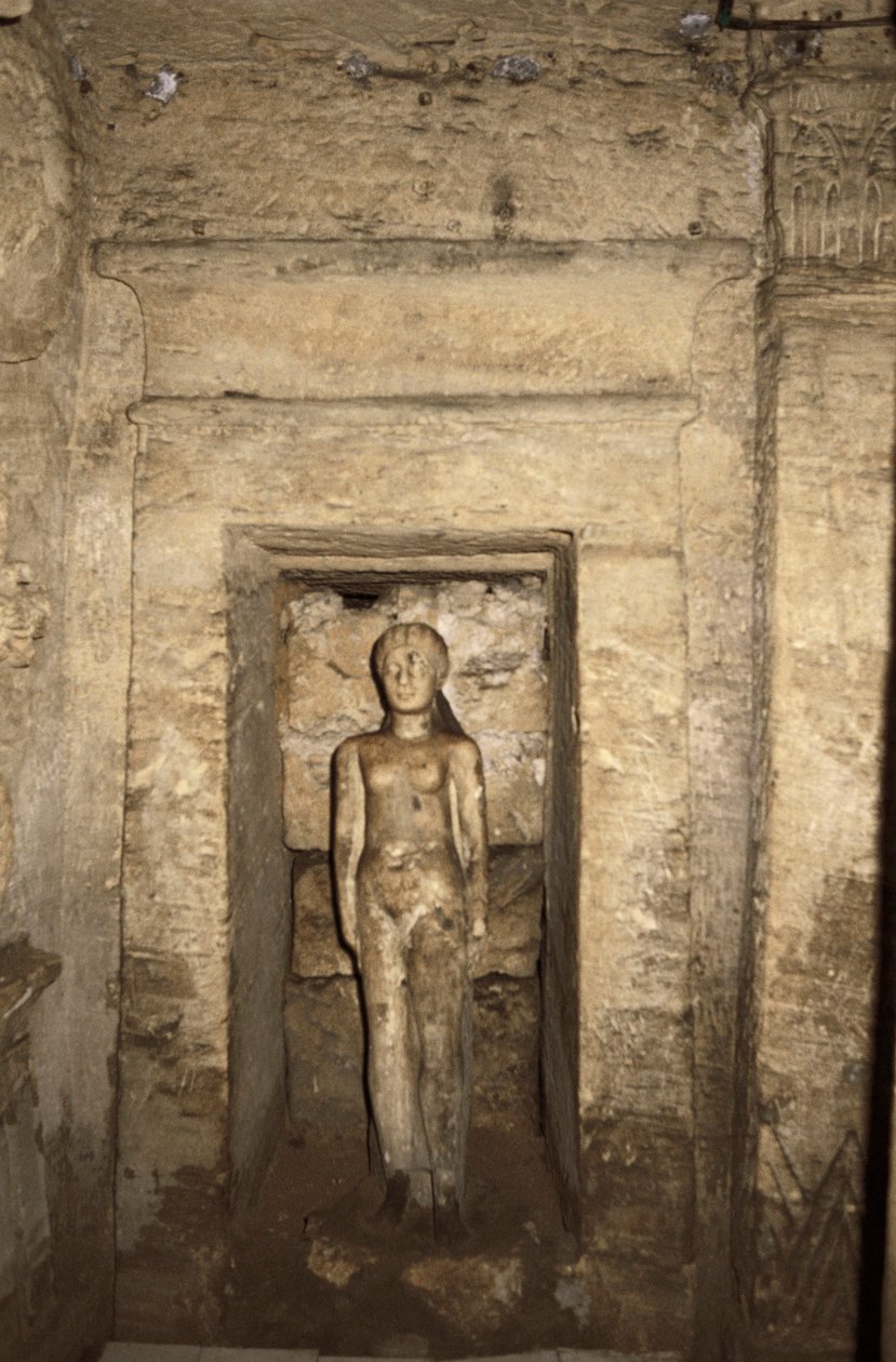 Egipt, Aleksandria, Katakumby Kom-esh-Shuqafa, wnętrze hypogeum, nisza z posągiem kobiety autorstwa Unbekannt Unbekannt