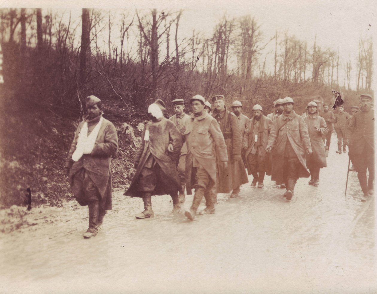 Luty 1917 - Verdun-Front ranni jeńcy francuscy eskortowani z powrotem przez żołnierzy niemieckich autorstwa Unbekannt Unbekannt