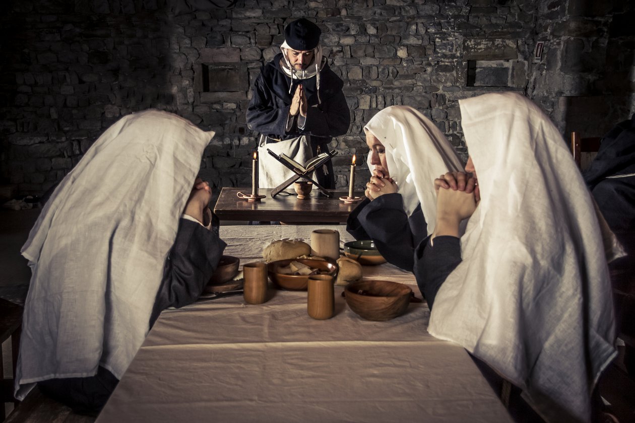Rekonstrukcja historyczna: Modlitwa przed obiadem w refektarzu, klasztor joannitów (1250-1291), Akka, Izrael autorstwa Unbekannt Unbekannt