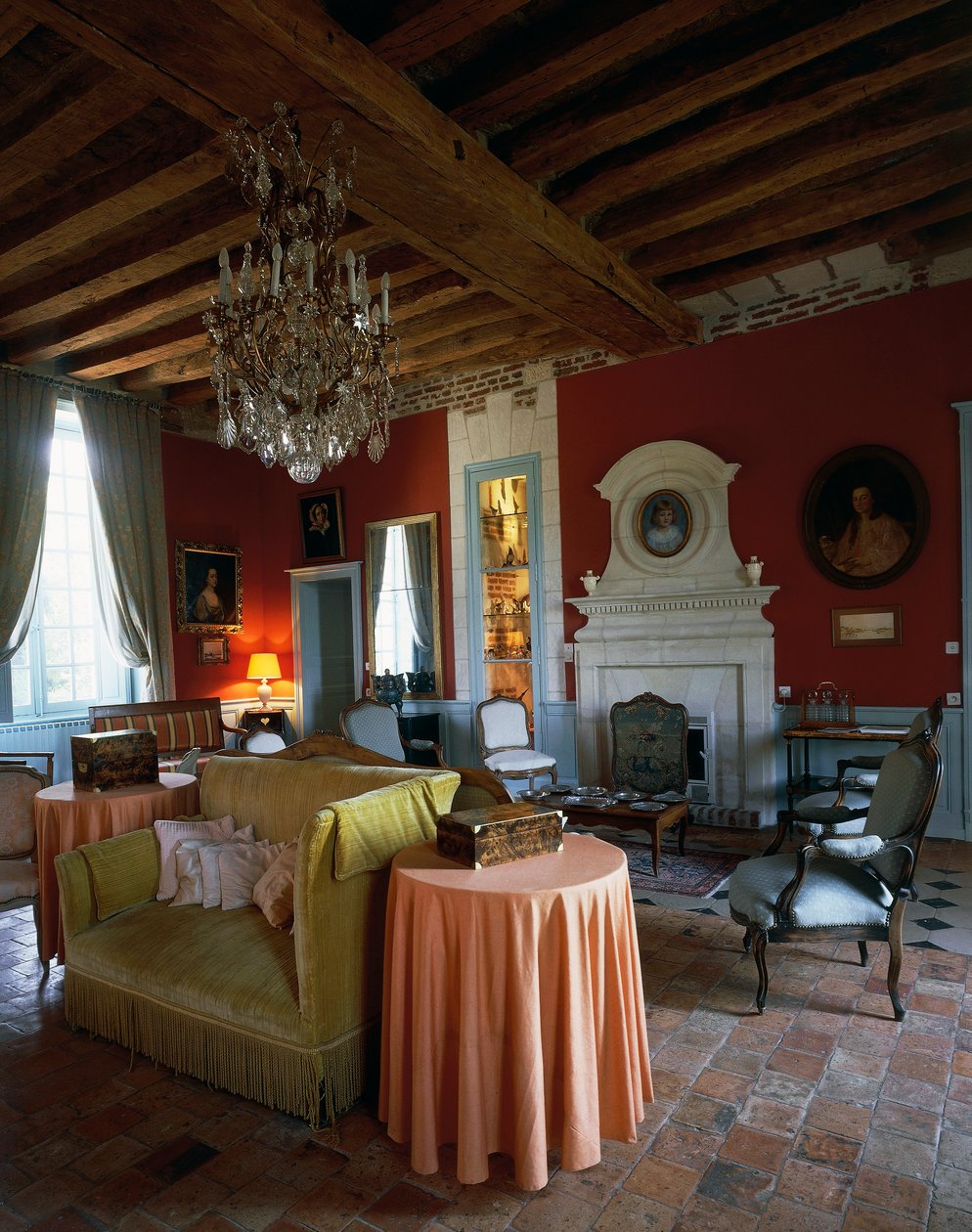 Salon z belkami stropowymi i meblami w stylu Ludwika XV i Ludwika XVI, Zamek Reaux, Chouze-sur-Loire, Indre-et-Loire, Francja (zdjęcie) autorstwa Unbekannt Unbekannt