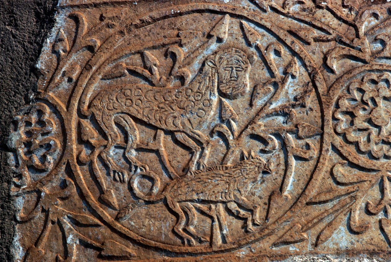 Kamienna płaskorzeźba przedstawiająca fantastyczne zwierzęta, kościół Zaśnięcia NMP (Panagia Skripou), Orchomenos, Beocja, Grecja, IX w. (foto) autorstwa Unbekannt Unbekannt