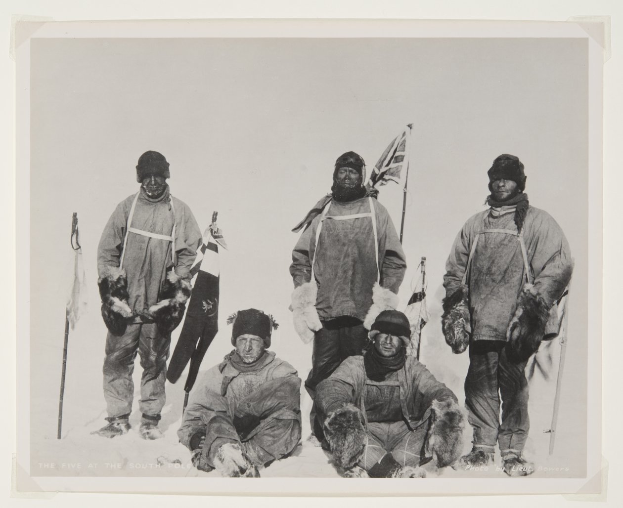 Piątka na biegunie południowym (druk bromowy) autorstwa Lieutenant Henry Robertson Bowers