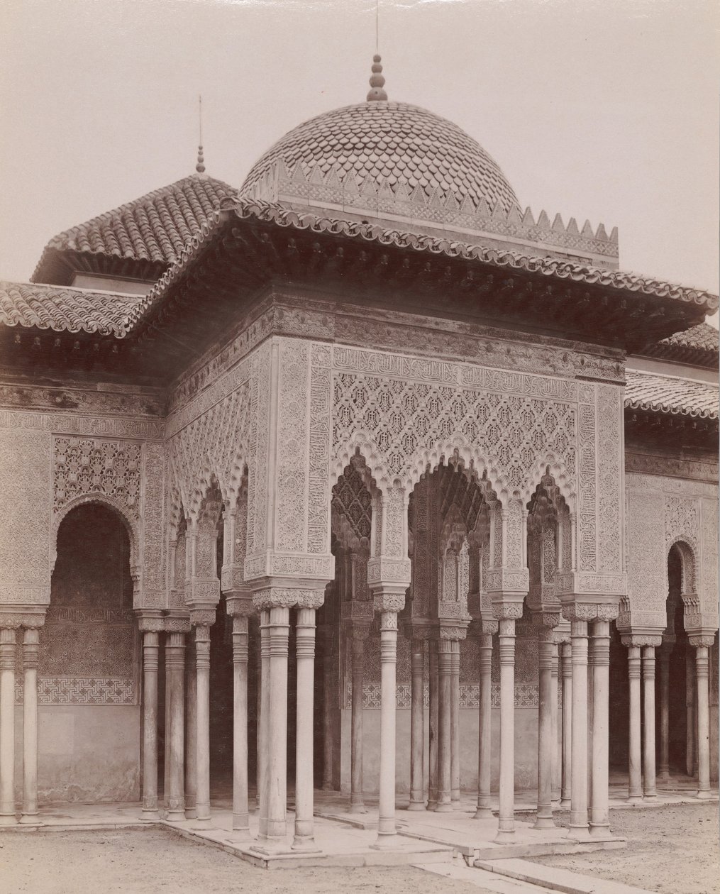 [Dziedziniec Lwów, Alhambra, Granada], lata 80.-90. autorstwa Likely Sebastiano Tassinari.