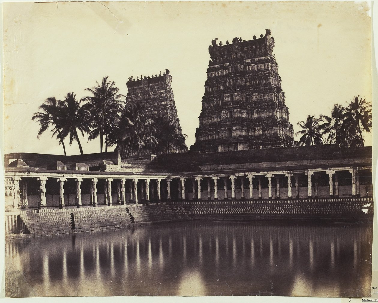 Madura. Wielka Pagoda, Mootoo Alaghur i Wschodnie Gopurum z Tanka, 1858 (odbitka albuminowa z negatywu na papierze woskowanym) autorstwa Linnaeus Tripe