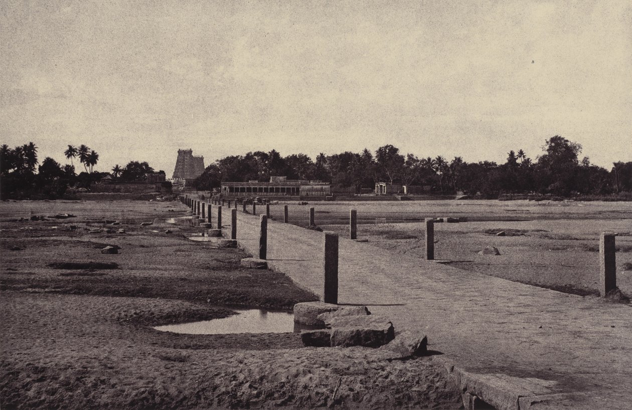 Madura: Rzeka Vygay z groblą prowadzącą do Madury, styczeń-luty 1858 r. (zdjęcie) autorstwa Linnaeus Tripe
