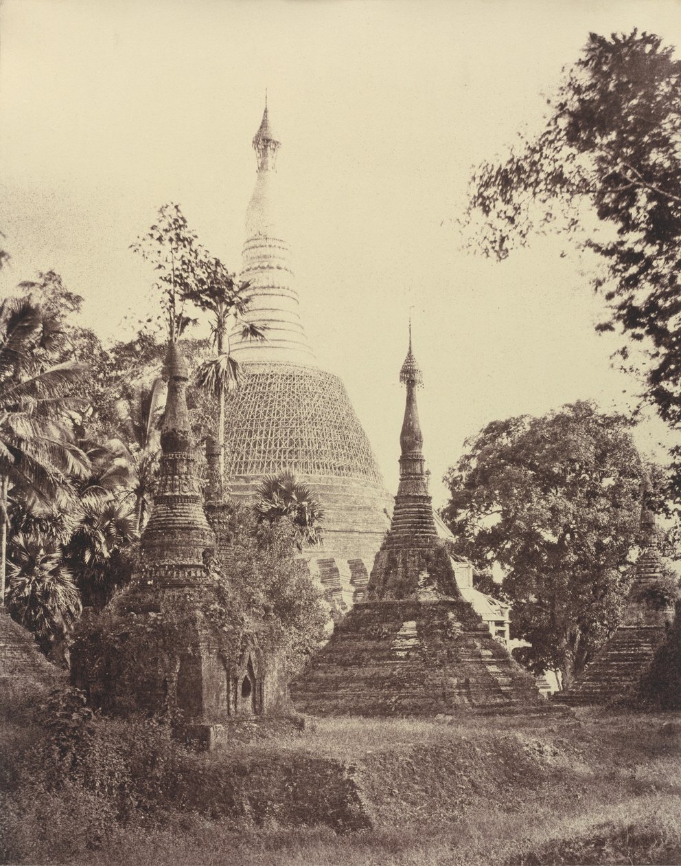 Rangun: blisko widok pagody Shwe Dagon autorstwa Linnaeus Tripe