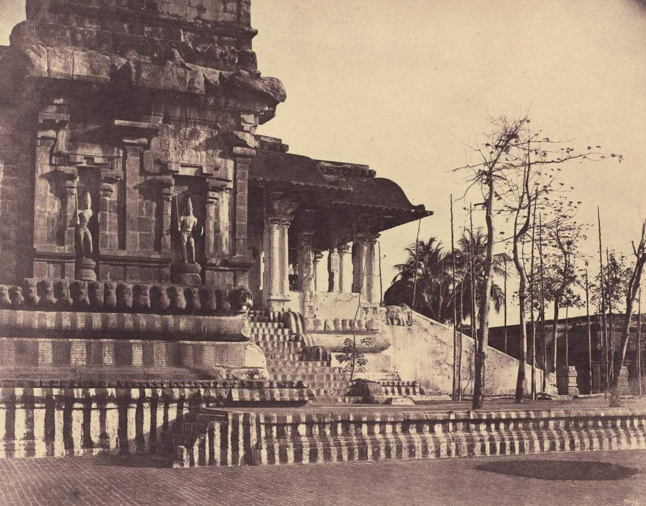 Tanjore: Wielka Pagoda, wejście skierowane na zewnątrz autorstwa Linnaeus Tripe