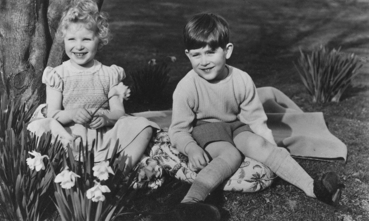Książę Karol i księżna Anna jako dzieci w Balmoral, 28 września 1952 r. autorstwa Lisa Sheridan