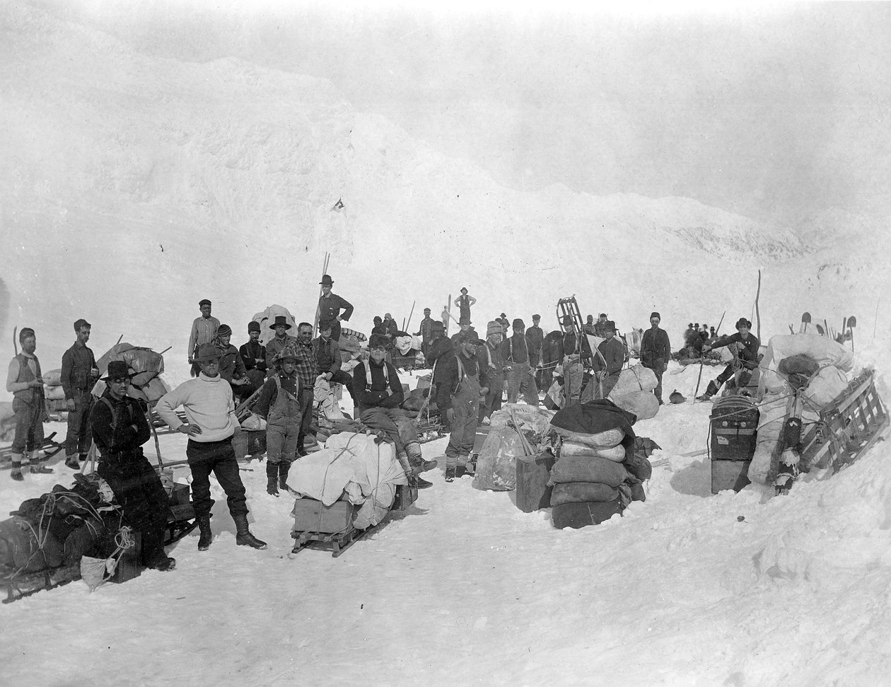 Poszukiwacze złota na szczycie Chilkoot Pass, Alaska, 1897 autorstwa Lloyd Valentine and Pond, Edwin Percy Winter