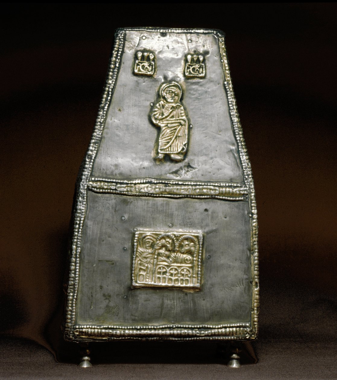 Archeologia średniowiecza (średniowiecze). Barbarian Art of Lombardy: Srebrna skrzynia na relikwie (relikwiarz). Sztuka Lombardzka, VIII - IX wiek. Pieniądze. Cividale del Friuli, Muzeum Chretien, skarb katedry autorstwa Lombard School