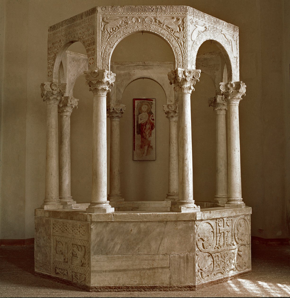 Archeologia średniowiecza (średniowiecze). Sztuka barbarzyńska Lombardii: źródło chrzcielne (baptistere) patriarchy Kalisto w ośmiobocznej formie złożonej z łuku po bokach i kolumn korynckich. Architektura 730-740. Sztuka Lombardzka, VIII wiek. Wapień. On autorstwa Lombard School