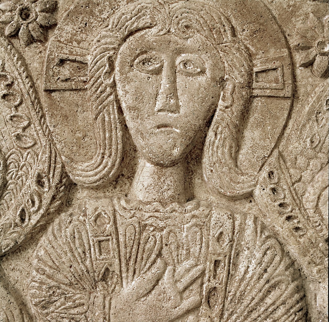Archeologia średniowiecza (średniowiecze). Sztuka barbarzyńska Lombardii: detal Chrystusa, płaskorzeźba ołtarza księcia Rachisa. Rzeźba, sztuka Lombardzka, 737-744. Cividale del Friuli, Muzeum Chretien, skarb katedry autorstwa Lombard School