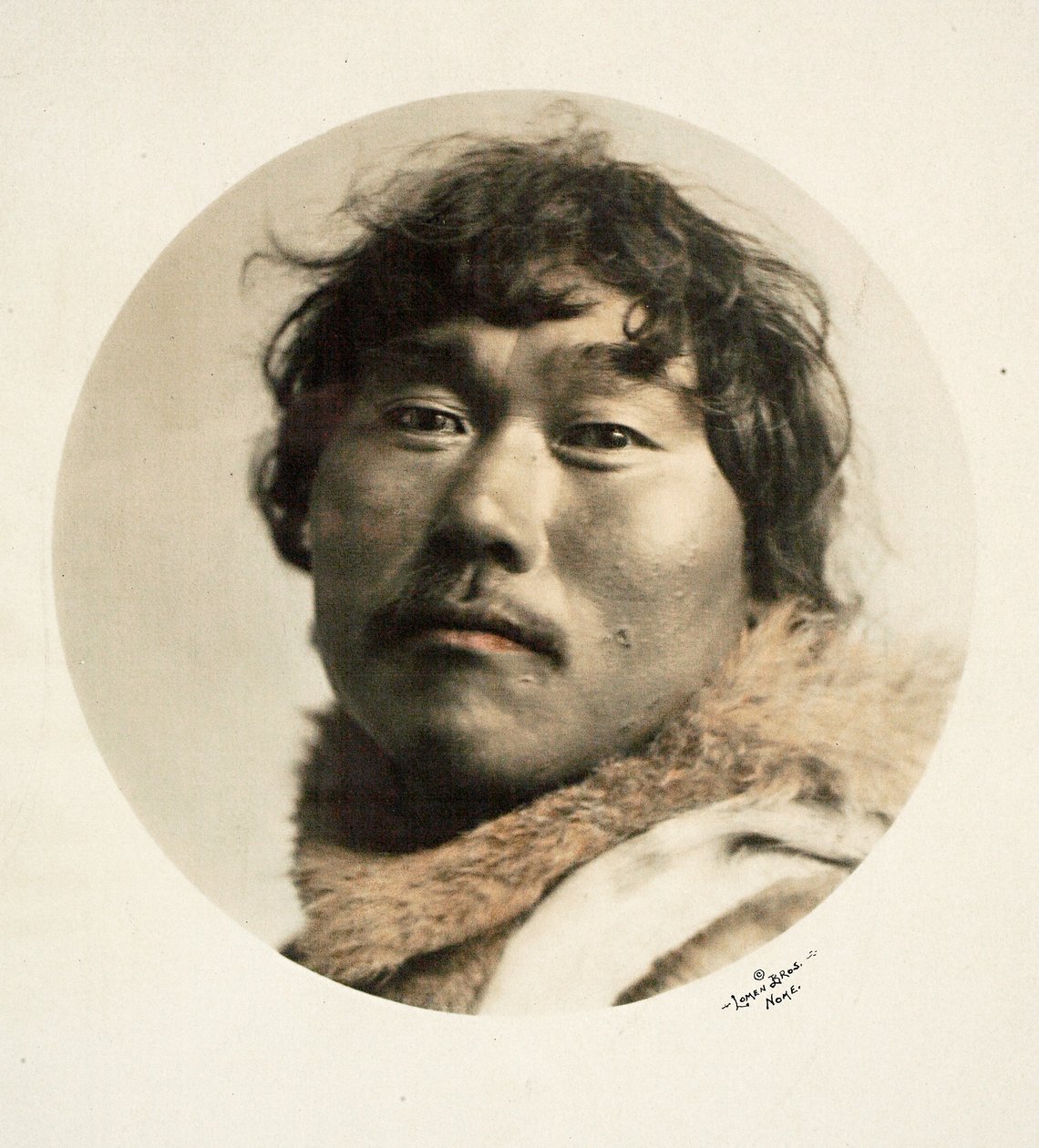 Człowiek, Alaska (odbitka żelatynowa ręcznie kolorowana) autorstwa Lomen Brothers
